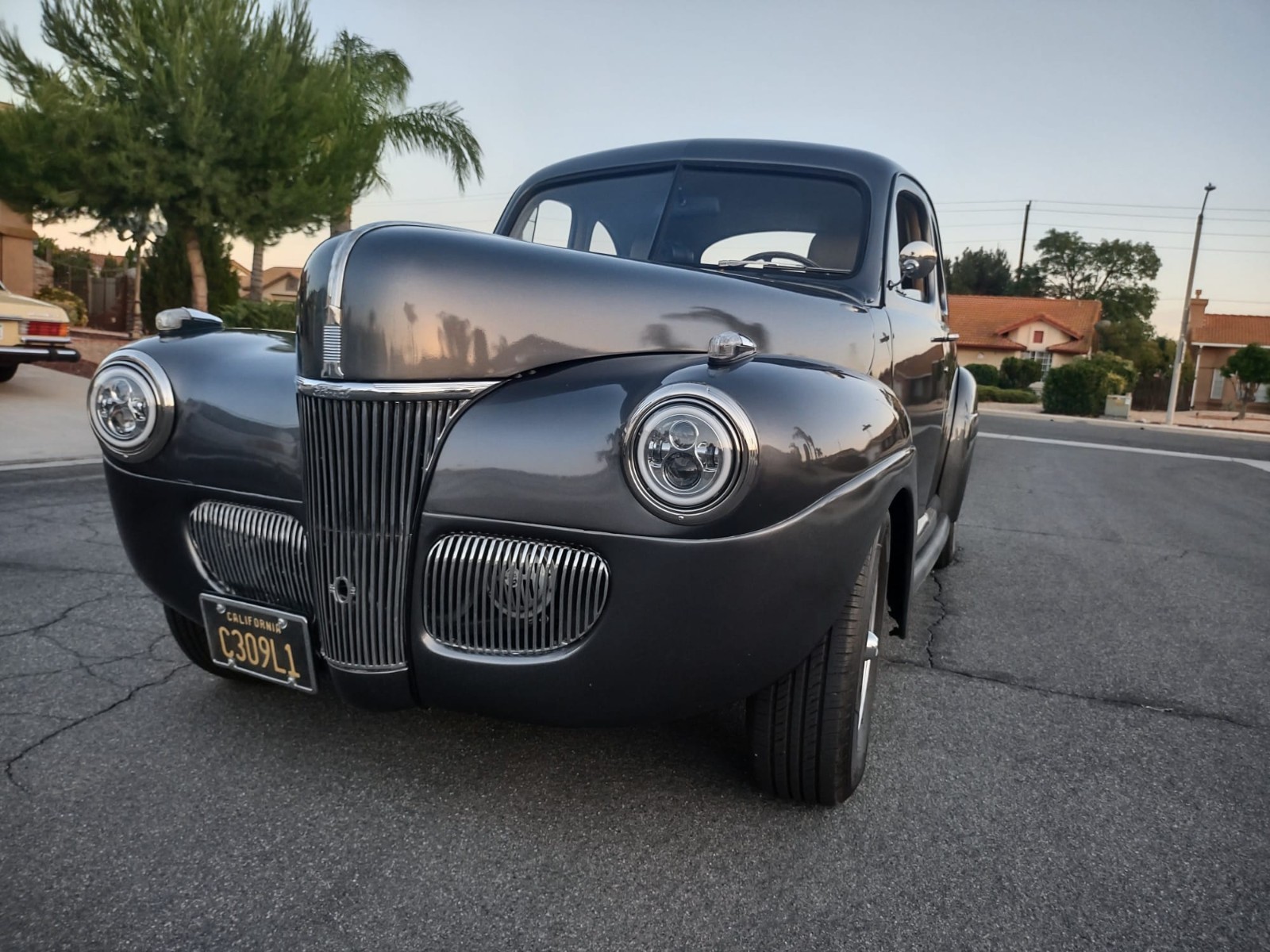 Ford-De-Luxe-1941-Coupe-off-white