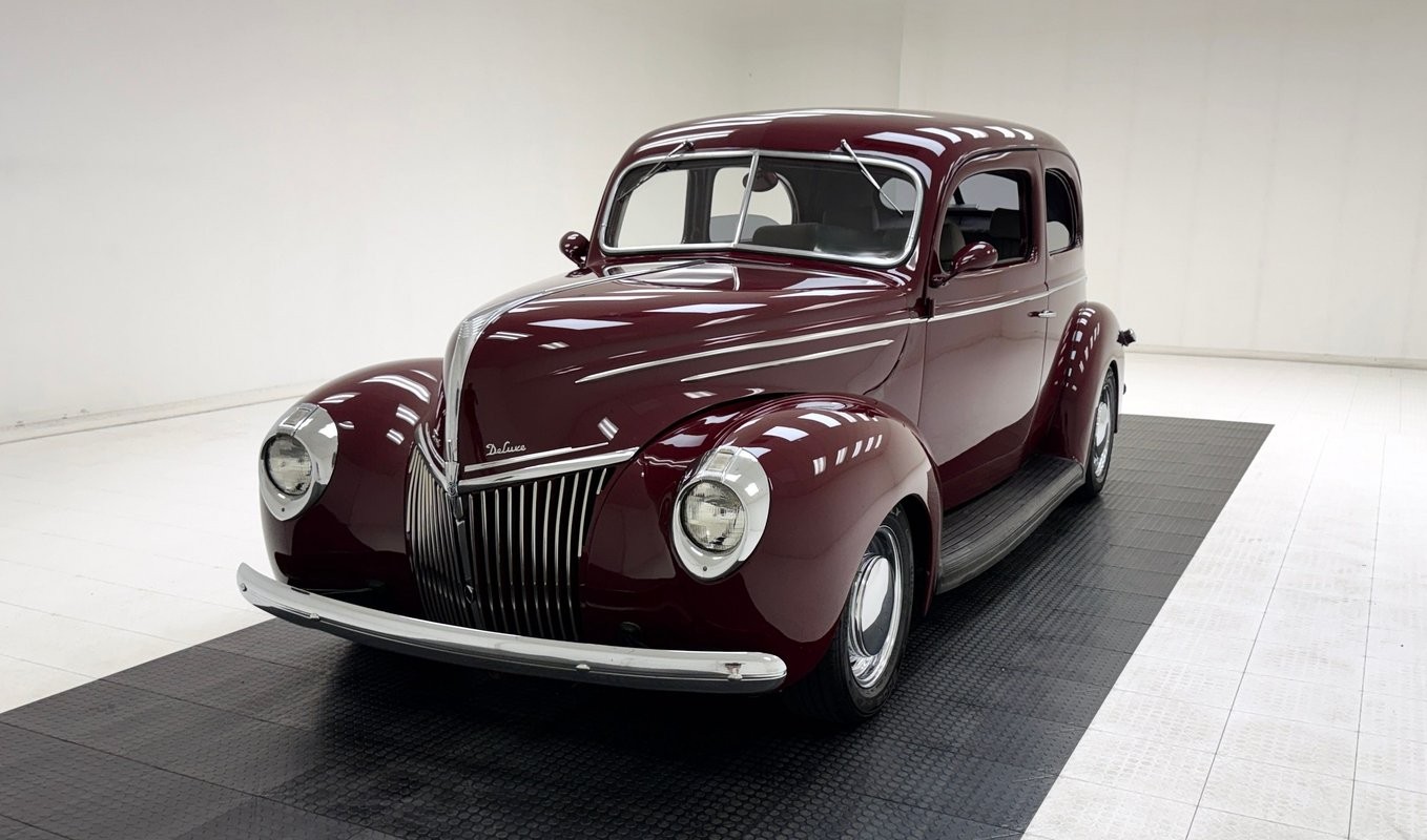 Ford-Deluxe-1939-Sedan-Gray