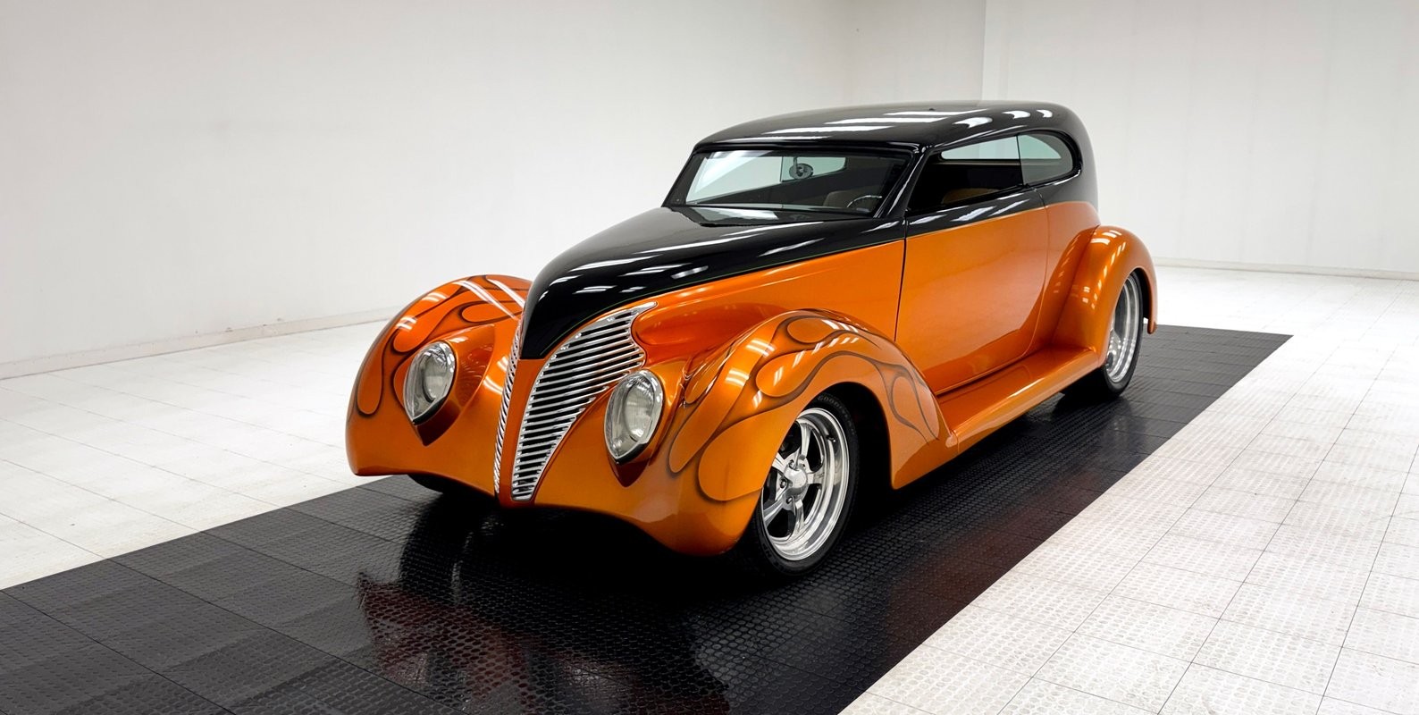 Ford-Deluxe-1939-Sedan-Tan