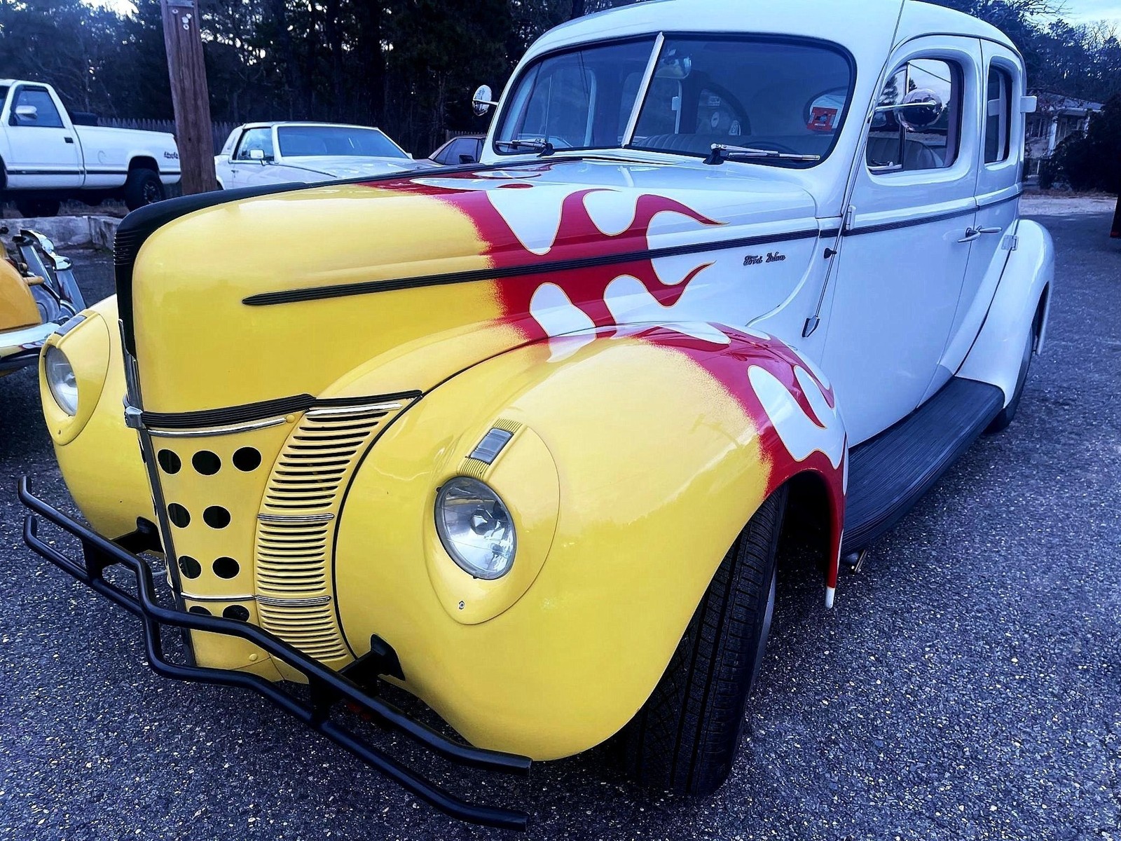 Ford-Deluxe-1940-Custom-Deluxe-Sedan-White