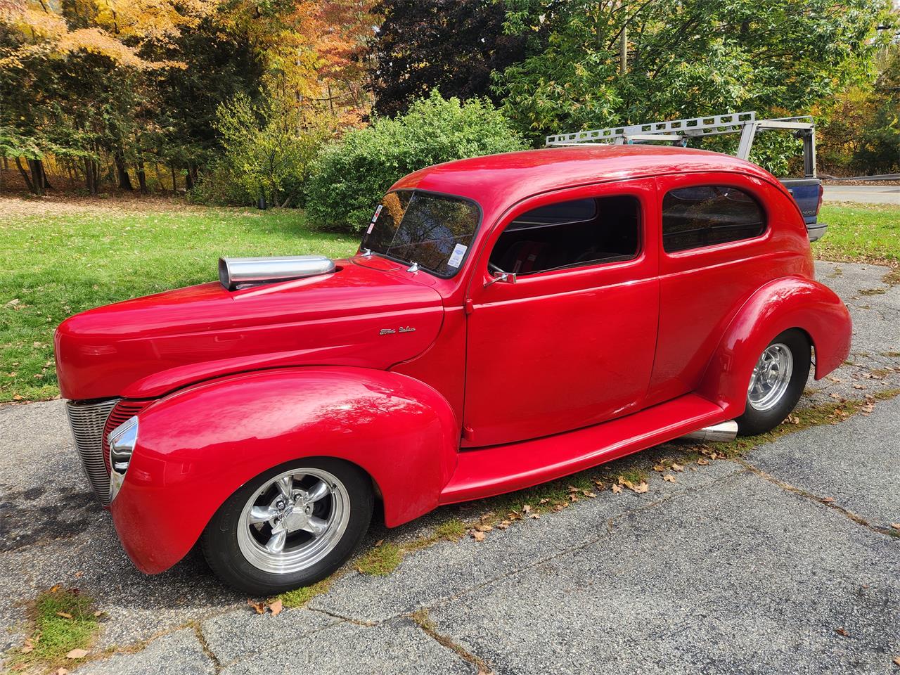Ford-Deluxe-1940-Red-Grey