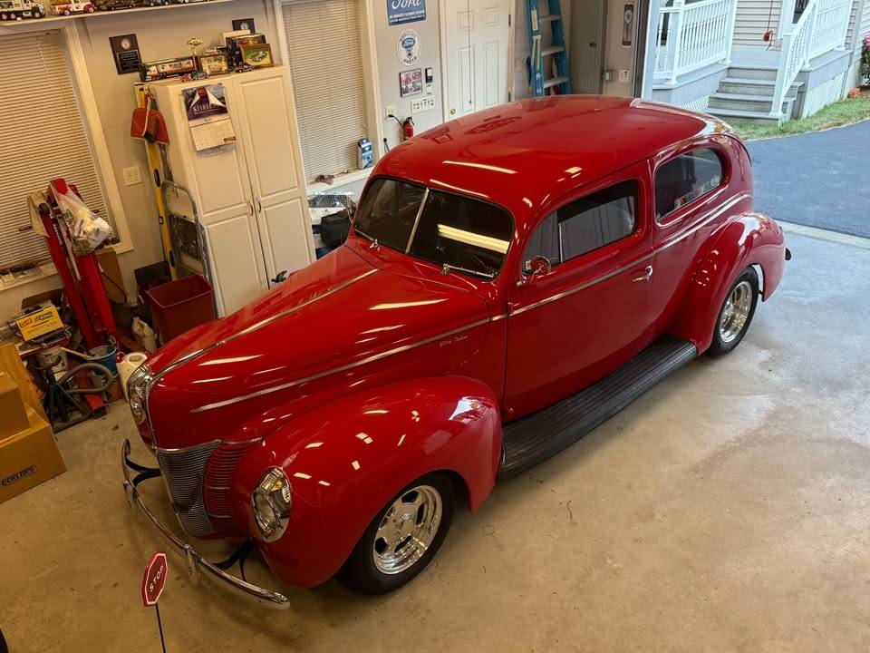 Ford-Deluxe-1940-red