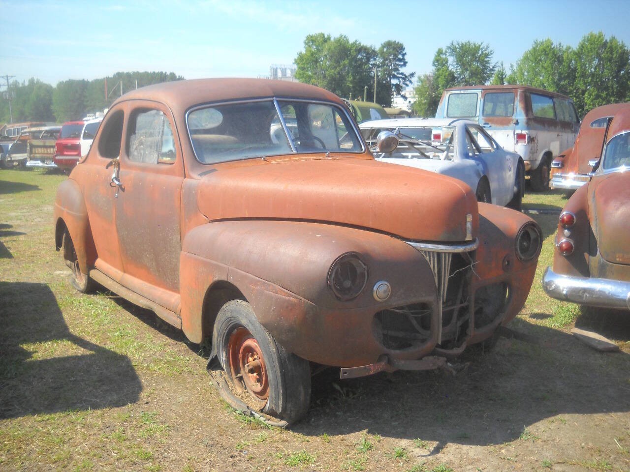Ford-Deluxe-1941-Coupe-Blue