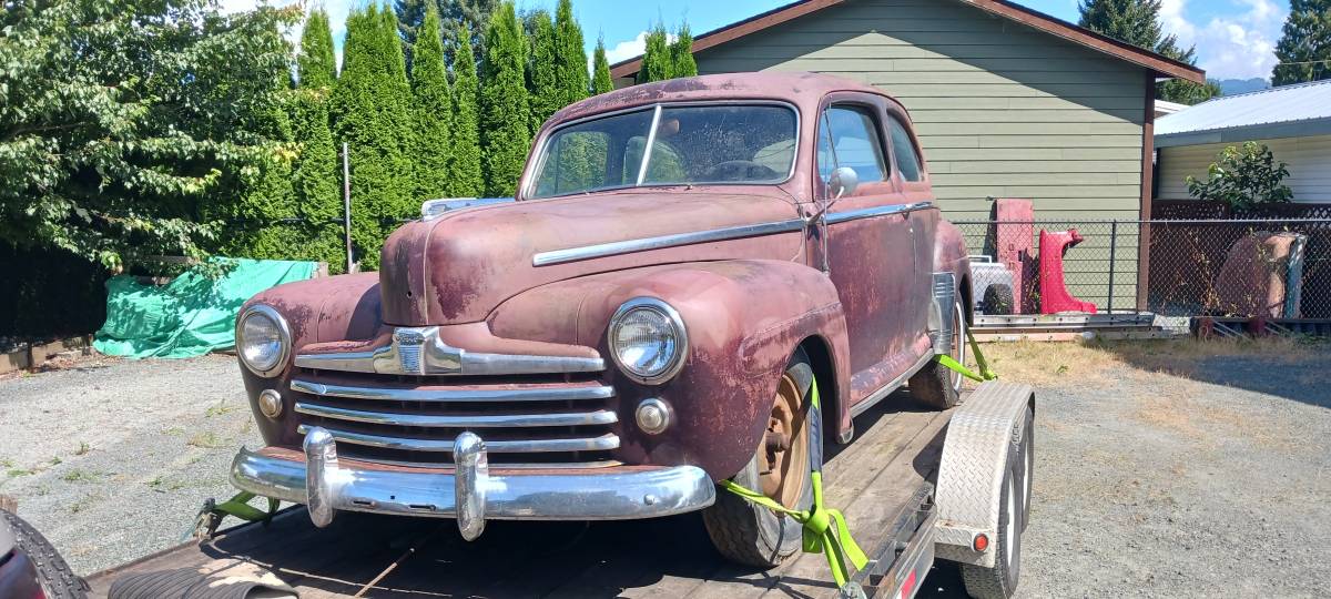 Ford-Deluxe-1947-brown