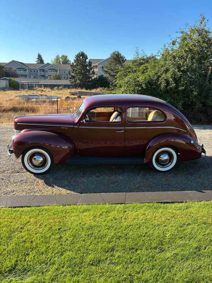Ford-Deluxe-2-dr-sedan-1940-Red
