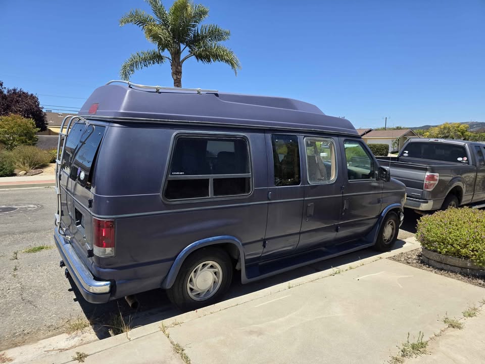 Ford-E-150-passenger-van-1995
