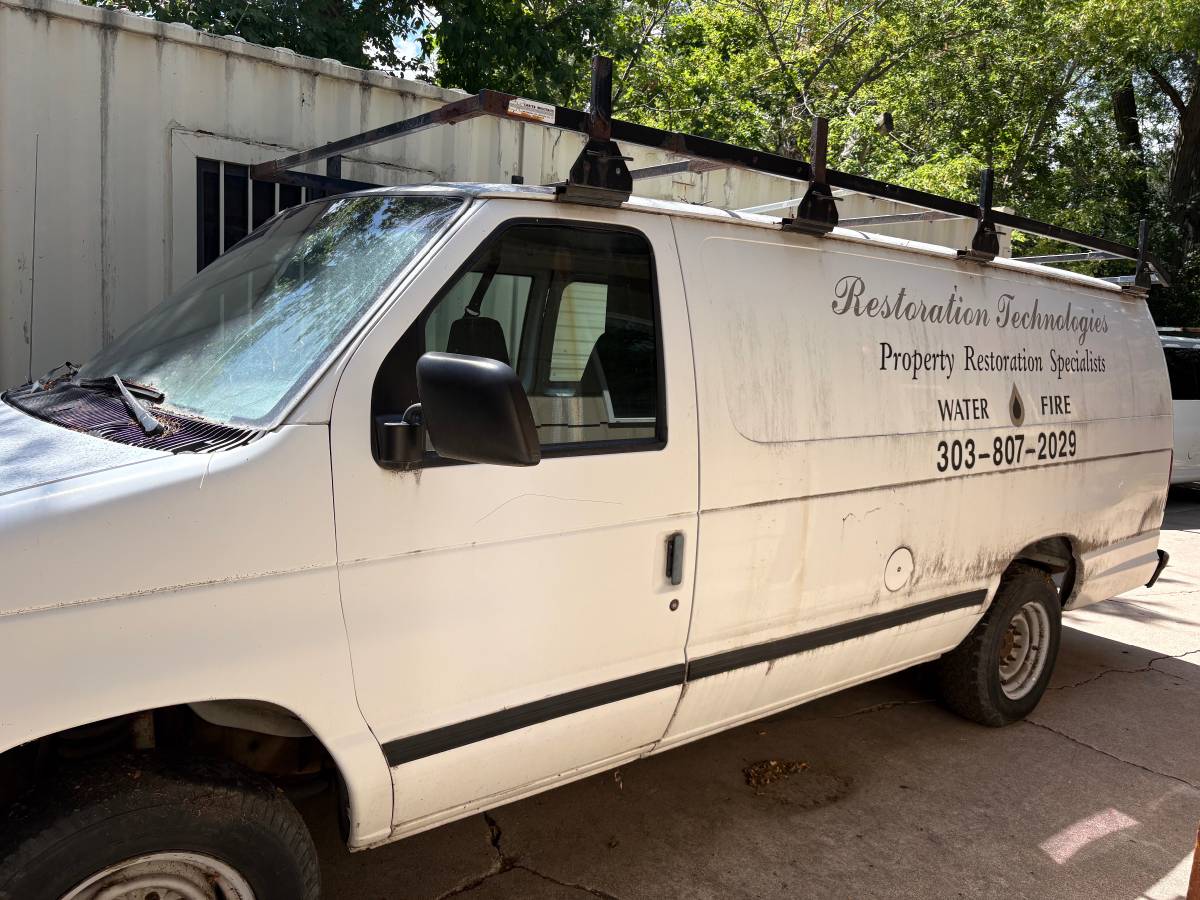 Ford-E-250-econoline-1996-white
