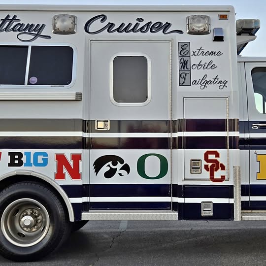 Ford-E-350-tailgating-ambulance-quoteconolionquot-1990