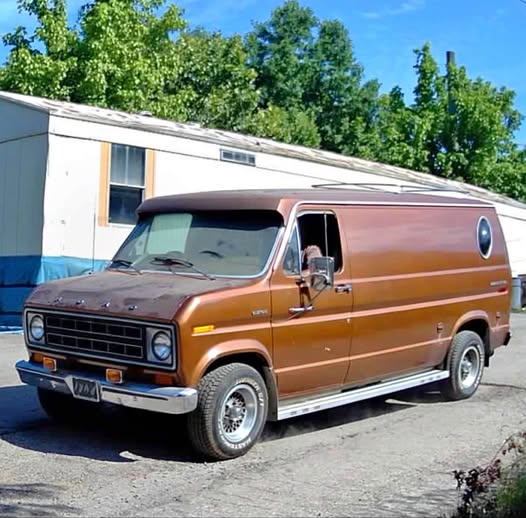 Ford-E150-cargo-1975