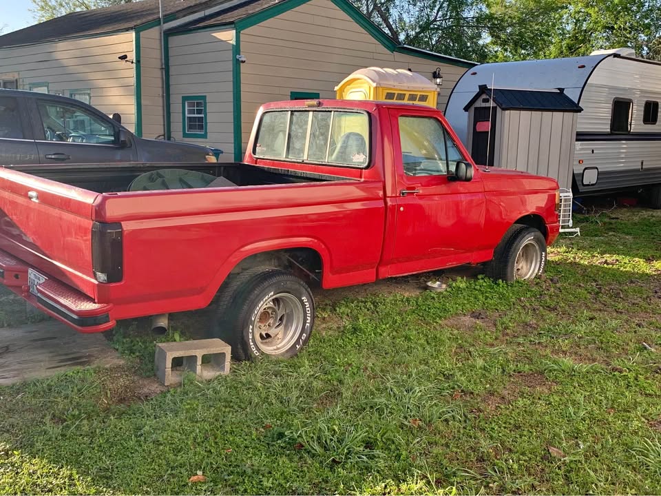 Ford-E150-cargo-1983