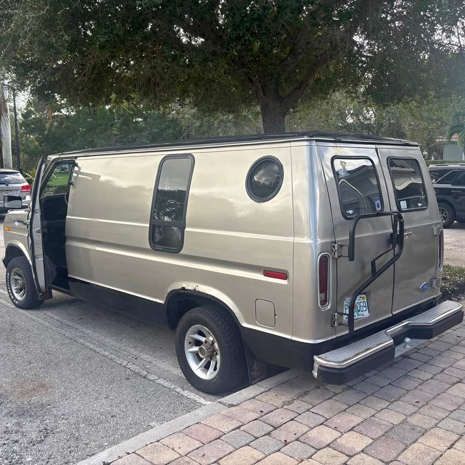 Ford-E150-cargo-1988