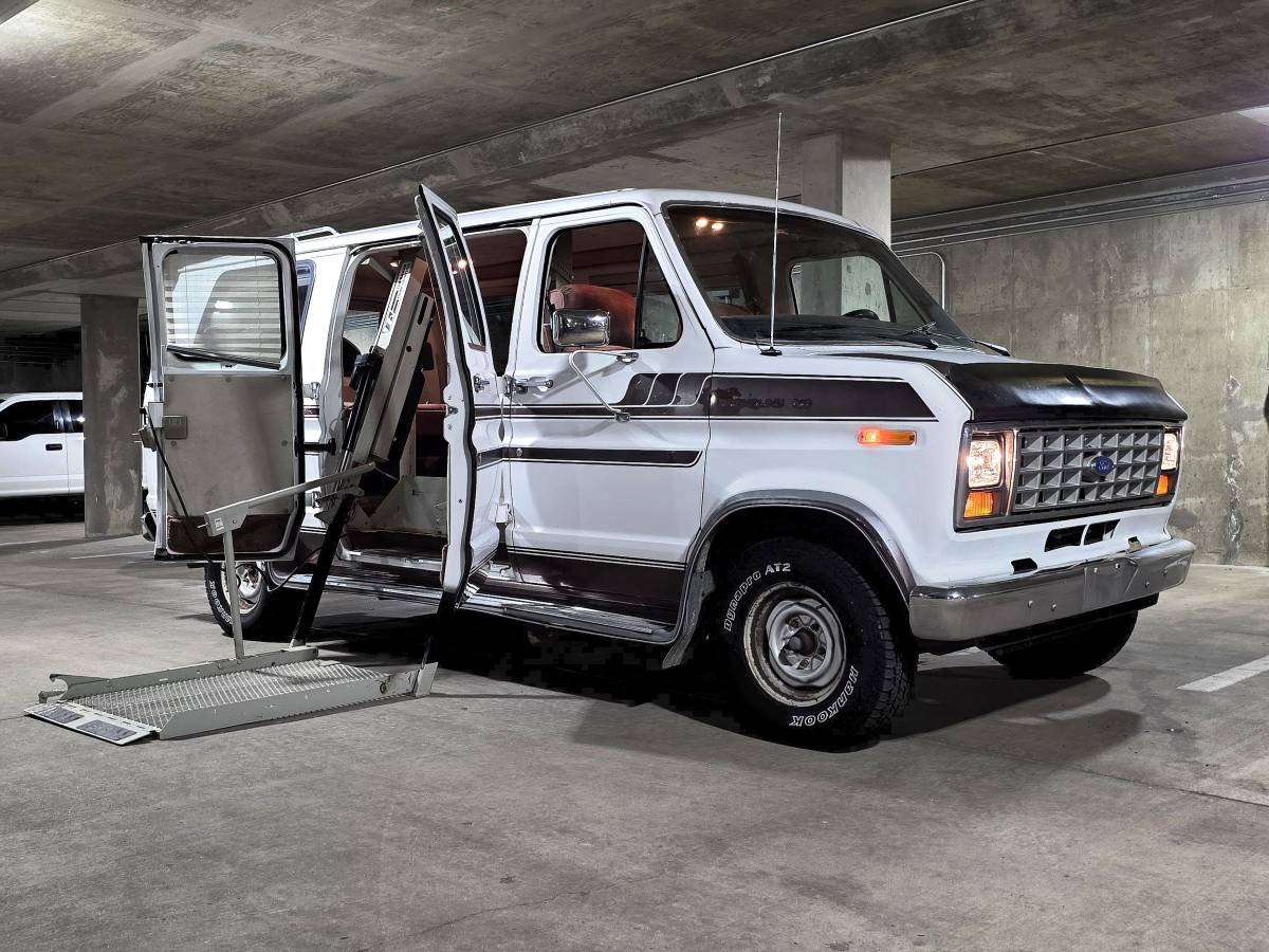 Ford-E150-conversion-van-1990-White
