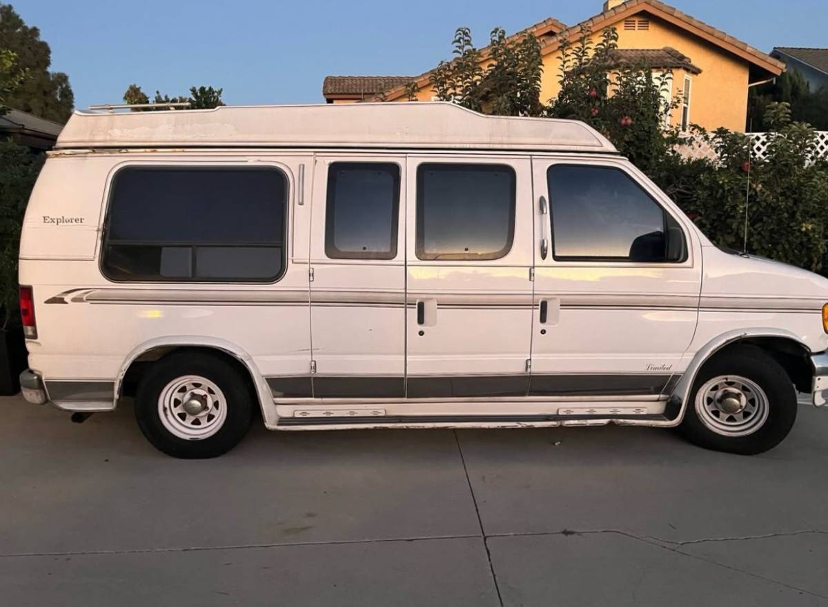 Ford-E150-conversion-van-1995-white