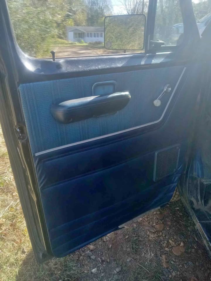 Ford-E150-passenger-1979