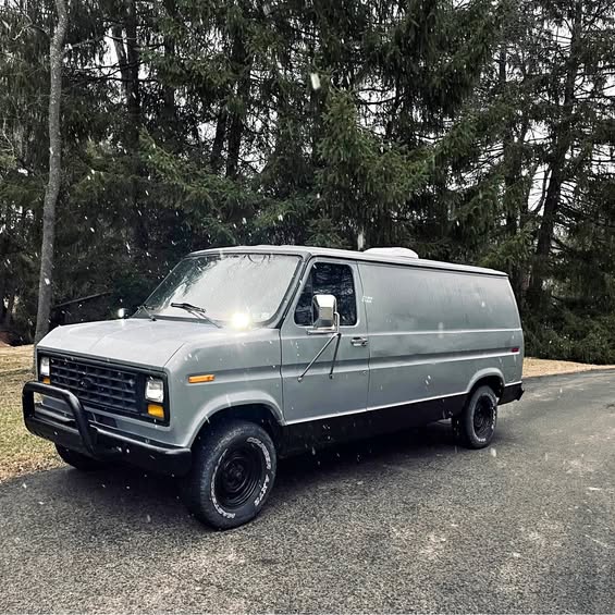 Ford-E150-passenger-1984