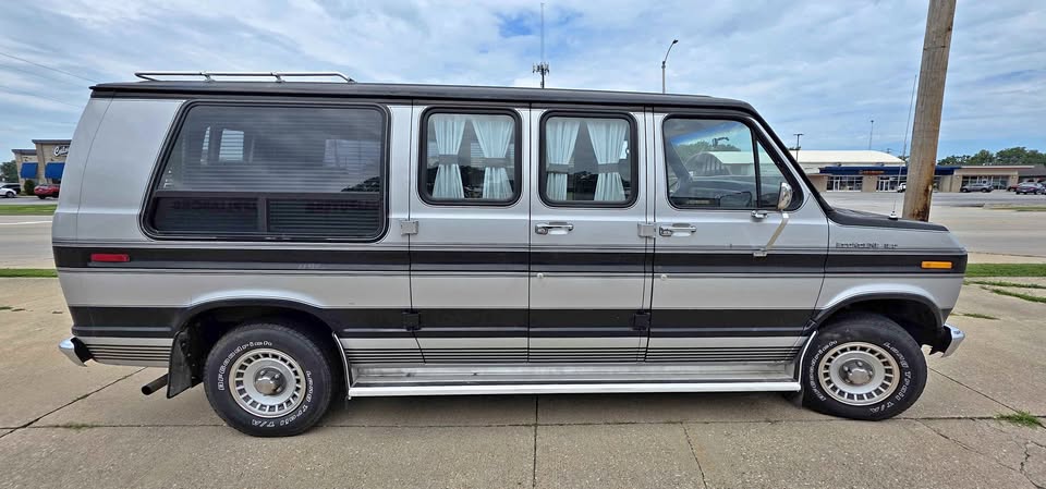 Ford-E150-passenger-1985