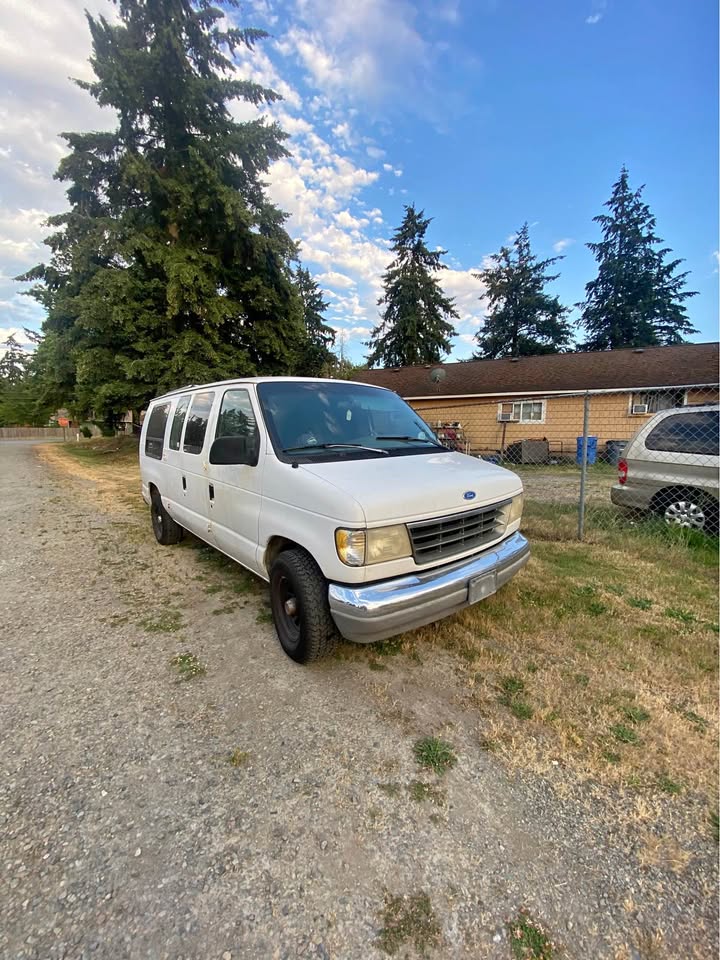 Ford-E150-passenger-1993