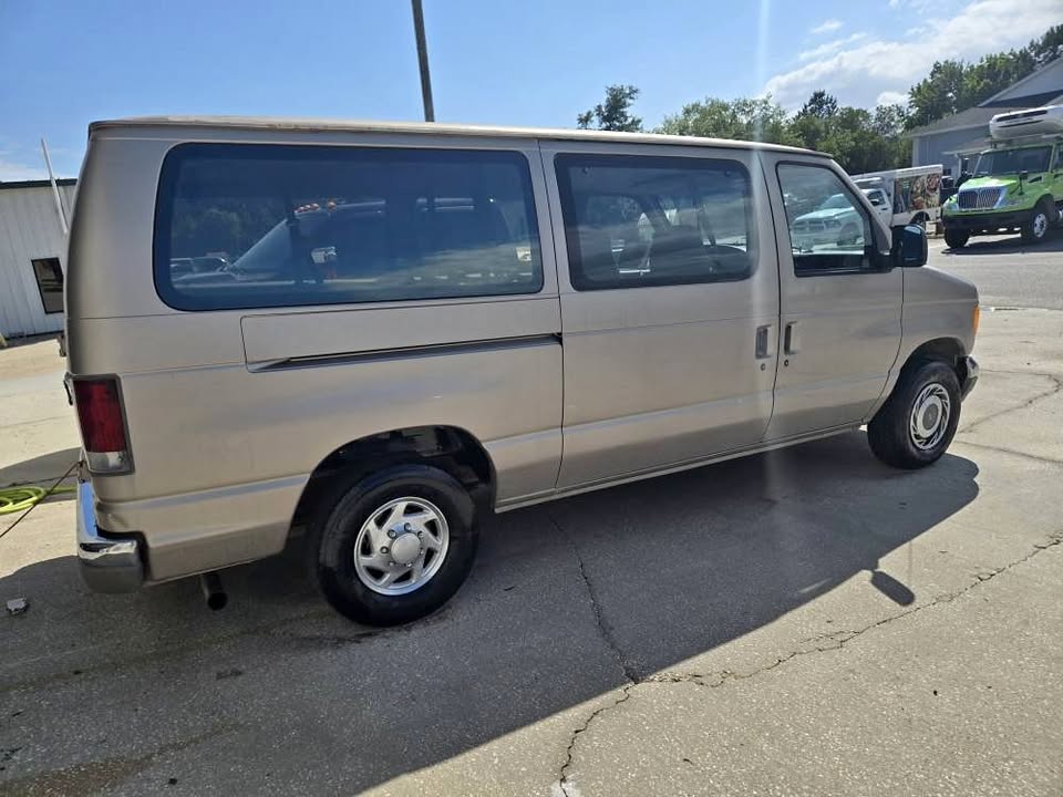 Ford-E150-passenger-1995