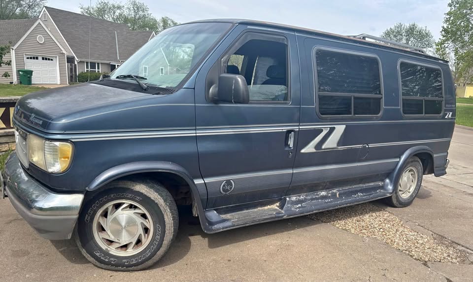 Ford-E150-passenger-1996