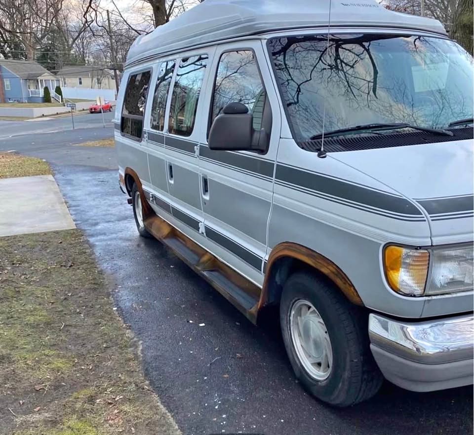 Ford-E150-passenger-1996
