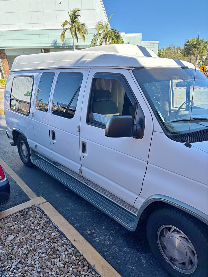 Ford-E150-passenger-1996