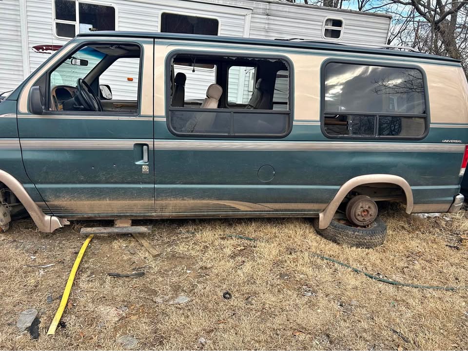 Ford-E150-passenger-1996