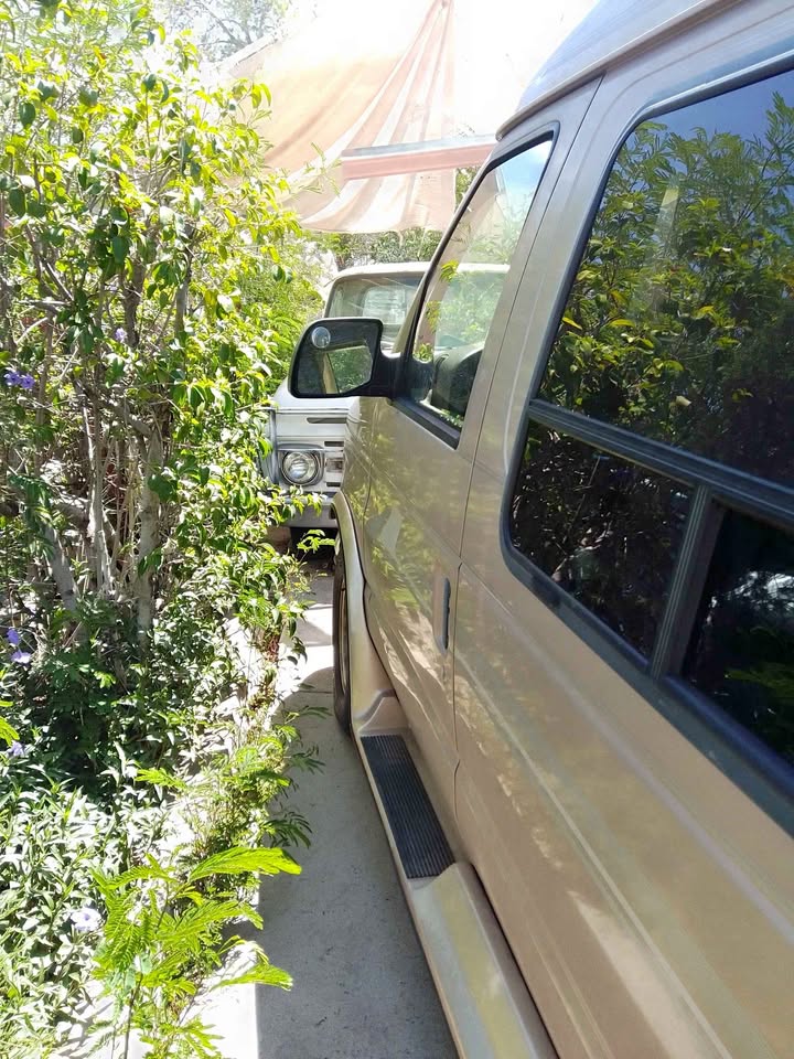 Ford-E150-passenger-1996