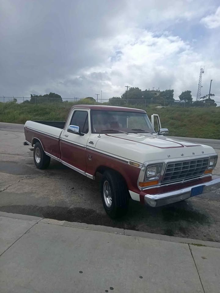 Ford-E250-cargo-1979
