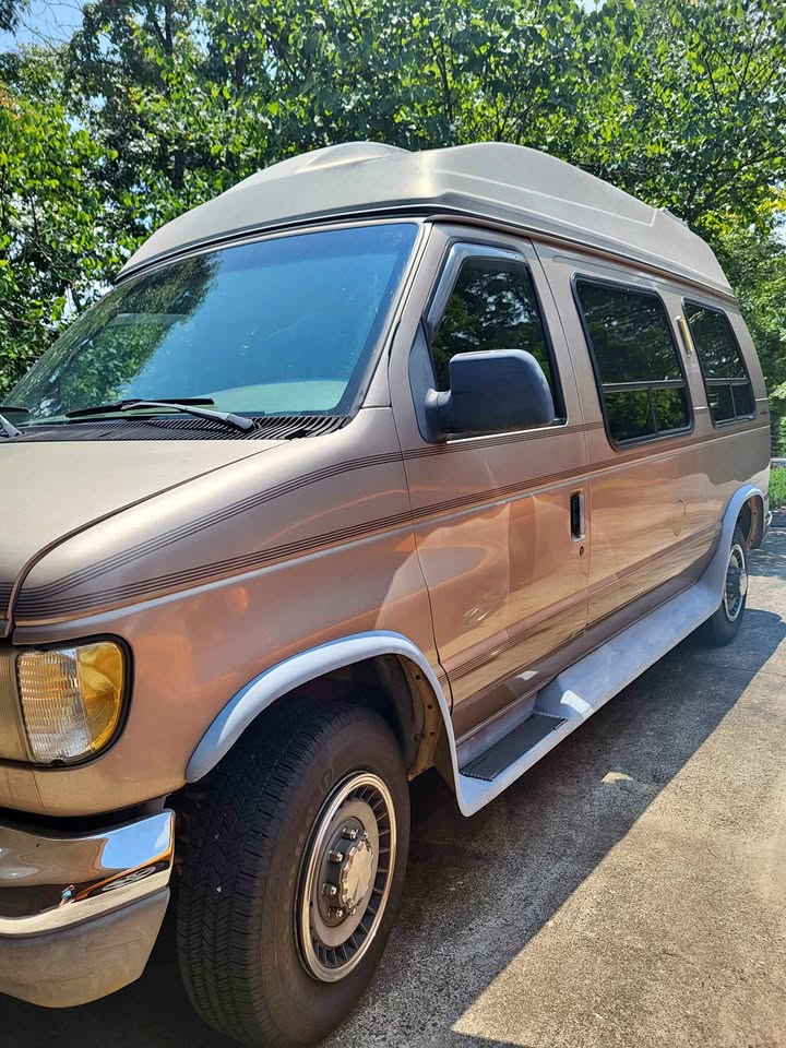 Ford-E250-cargo-1993
