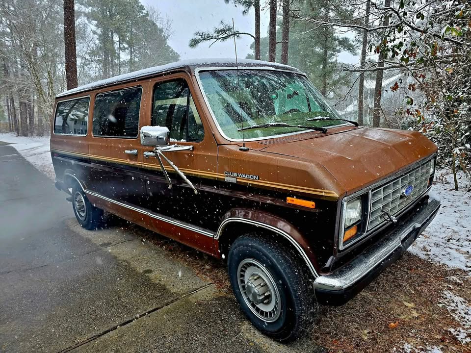 Ford-E250-club-wagon-xlt-diesel-1990