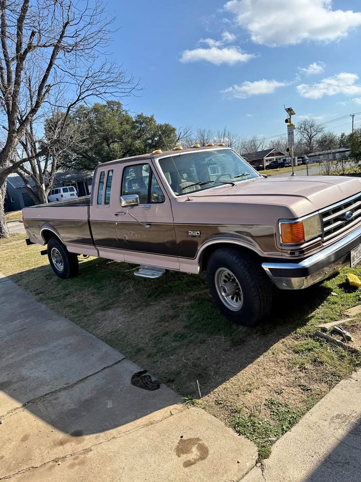 Ford-E250-super-duty-cargo-1986