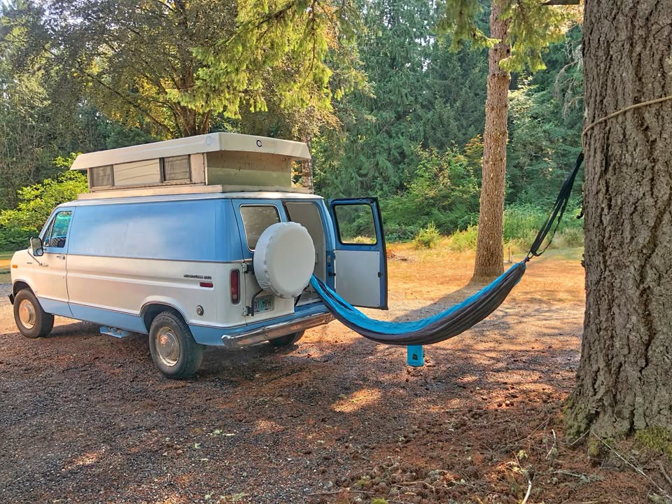Ford-E250-van-chateau-1975