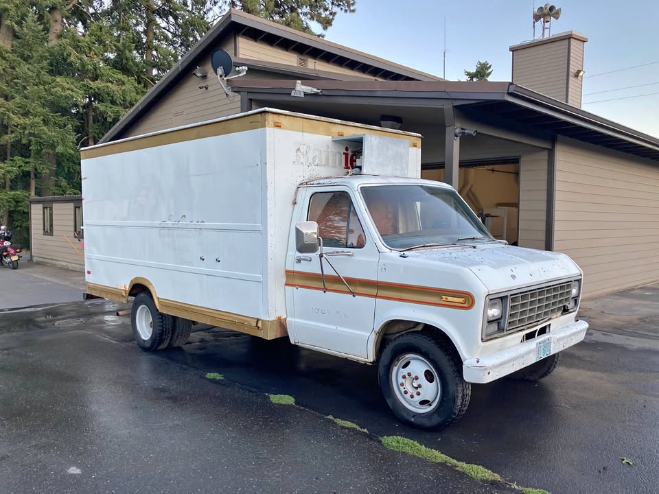 Ford-E350-cargo-box-van-refrigerated-1979