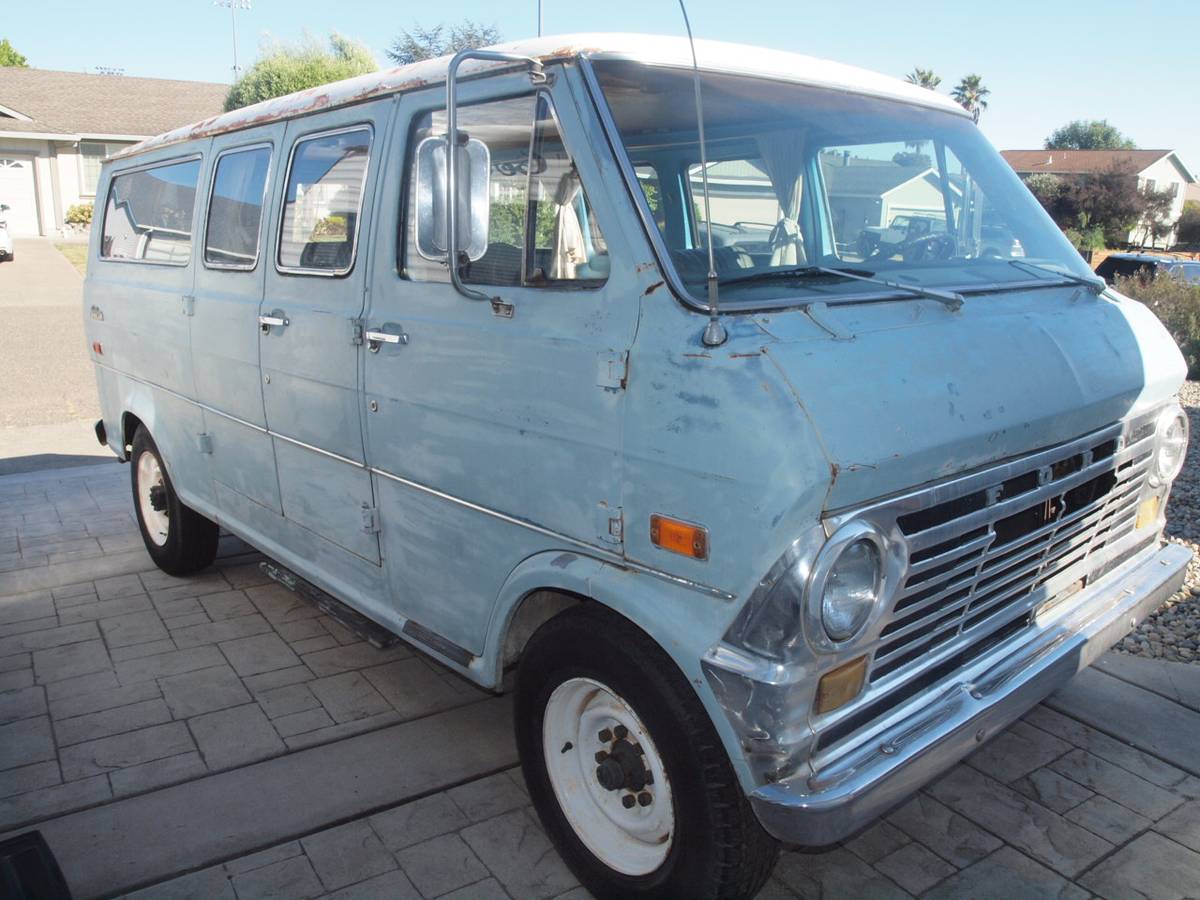 Ford-E350-club-wagon-1970