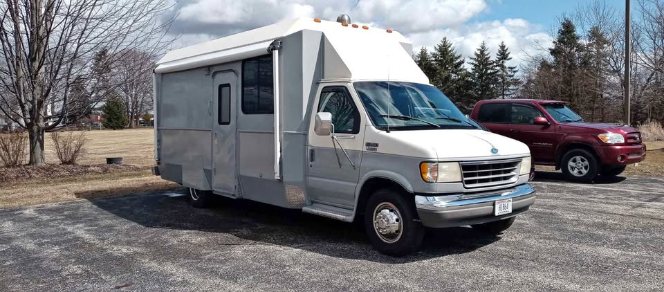 Ford-E350-super-duty-cutaway-1995