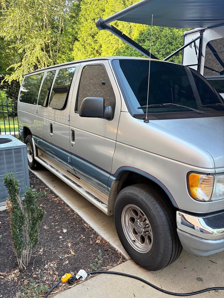 Ford-E350-super-duty-passenger-1994