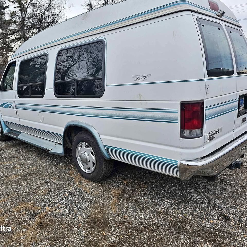 Ford-E350-super-duty-passenger-1995