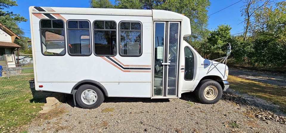 Ford-E350-super-duty-passenger-1996