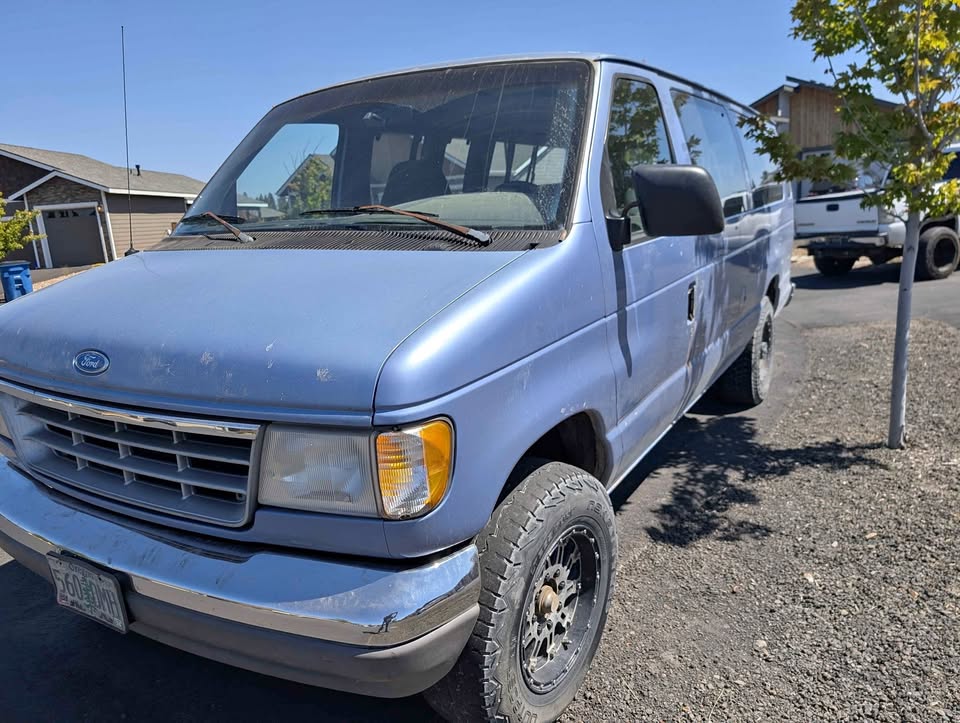 Ford-E350-super-duty-passenger-1996