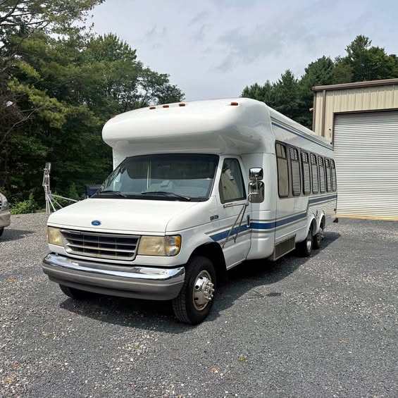 Ford-E350-super-duty-passenger-1996