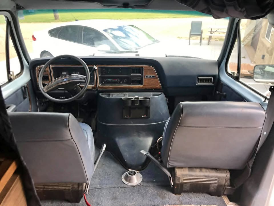 Ford-E350-super-duty-van-1990