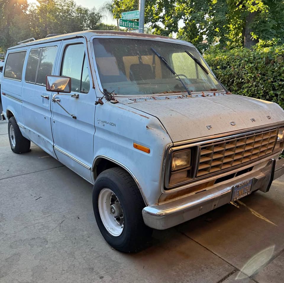 Ford-Econoline-1982