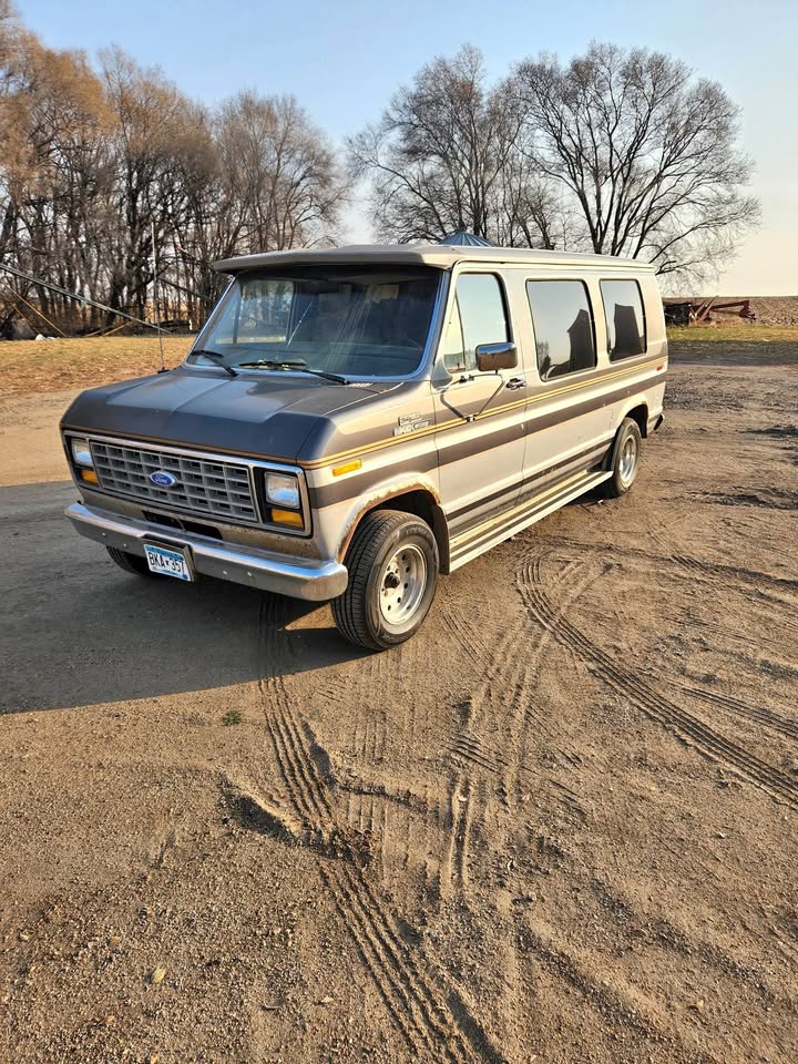 Ford-Econoline-1983