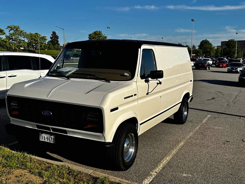 Ford-Econoline-1990