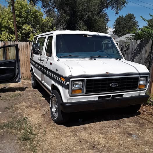 Ford-Econoline-e150-1984