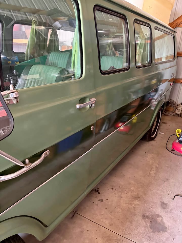 Ford-Econoline-e150-cargo-1974