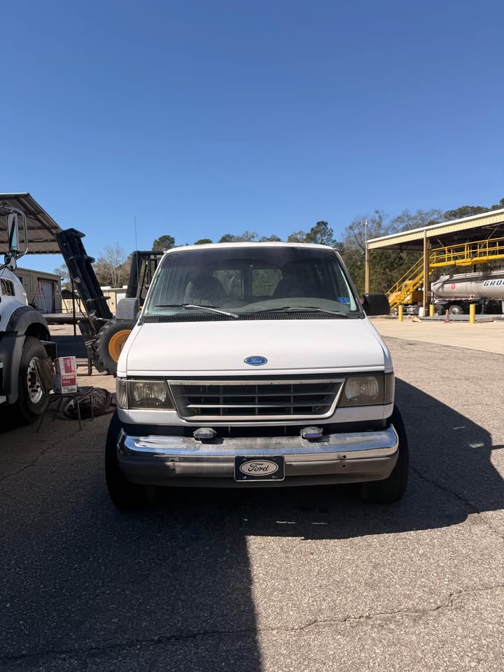 Ford-Econoline-e150-cargo-1993