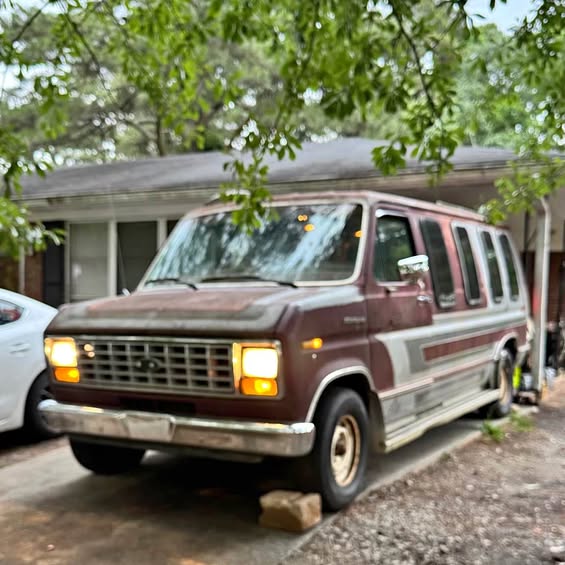 Ford-Econoline-e150-passenger-1983