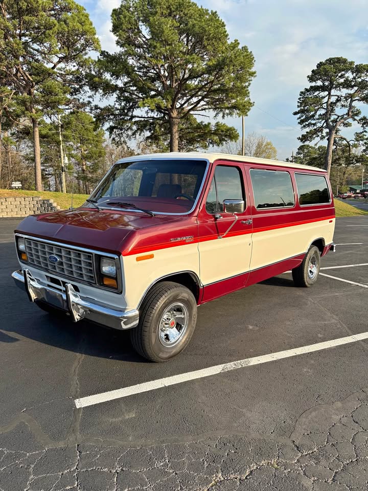 Ford-Econoline-e150-passenger-1984