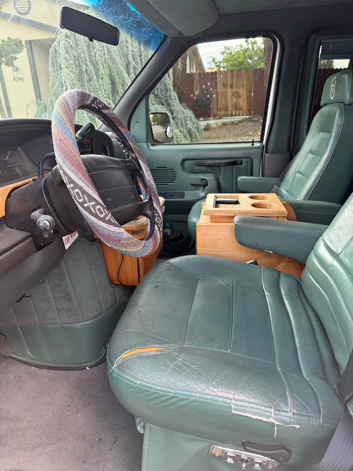 Ford-Econoline-e150-passenger-1996